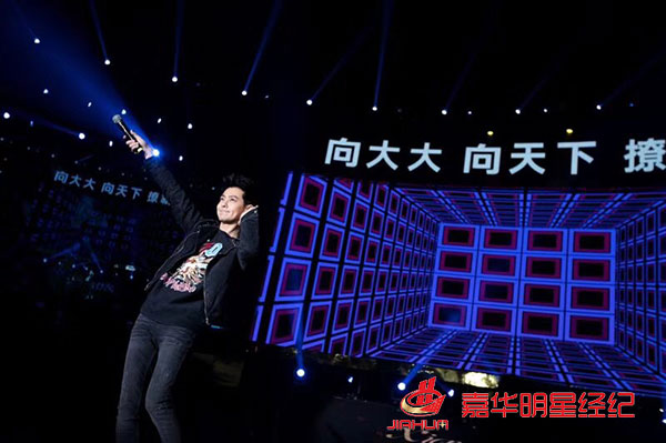 黃圣依出席向大大企業5周年榮耀盛典，林志穎零點樂隊等助陣