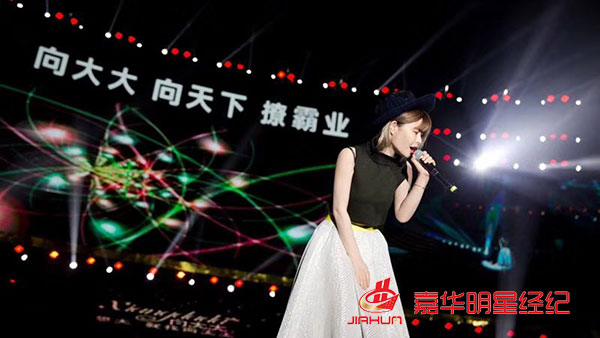 黃圣依出席向大大企業5周年榮耀盛典，林志穎零點樂隊等助陣