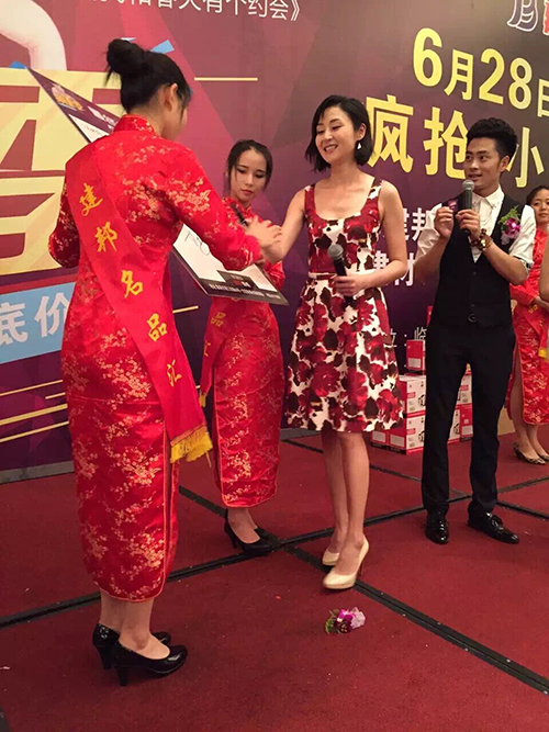 萬綺雯出席浙江臨海建邦名匯建材簽售會(huì)