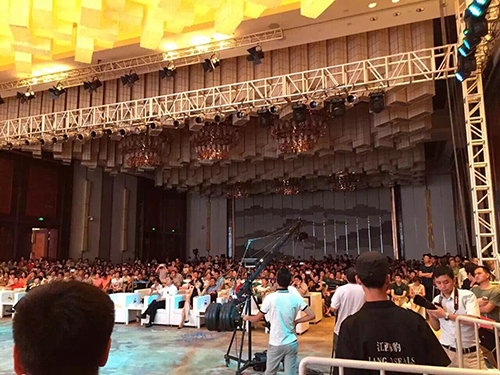 郎咸平出席南昌萊蒙都會(huì)“巨頭峰會(huì) 同領(lǐng)未來”經(jīng)濟(jì)論壇