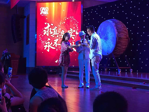 吳啟華、韓國(guó)男團(tuán)Notice出席昆明至愛企業(yè)集團(tuán)巨星見面演唱會(huì)