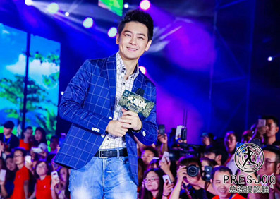 林志穎現身廈門參加其代言的”總統慢跑鞋”招商大會現場