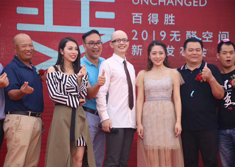 歌星平安、周延英、沈丹丹等明星親臨南寧活動現場獻唱，助力廠家新品發布