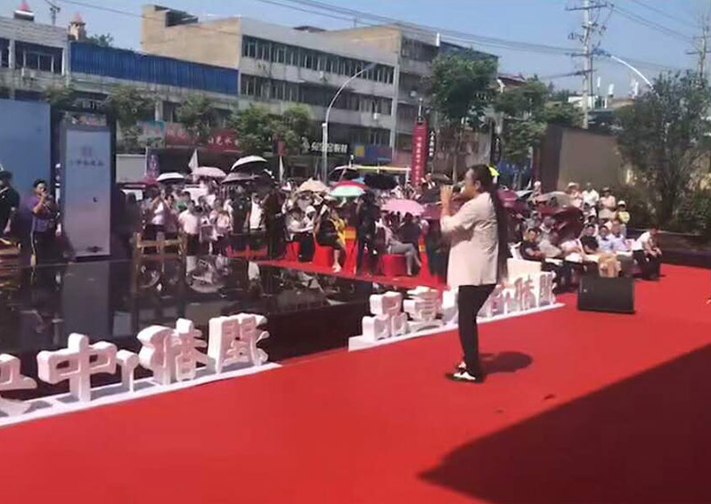 黃安出席安徽五河中央壹品營銷中心開放盛典，現場演唱《東南西北風》