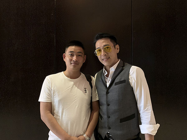 呂頌賢與經(jīng)紀人李志合影