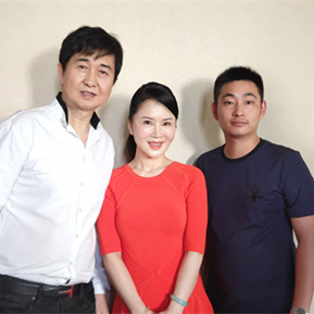 任靜、付笛聲與經紀人李志合影